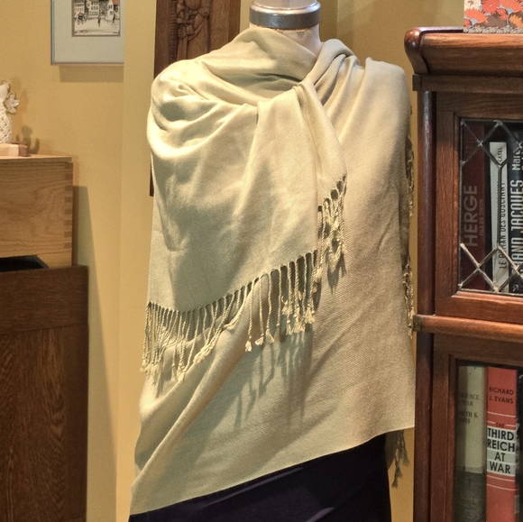 Pistachio Green Cashmere & Silk Blend Scarf/Shawl/Wrap - Picture 6 of 12